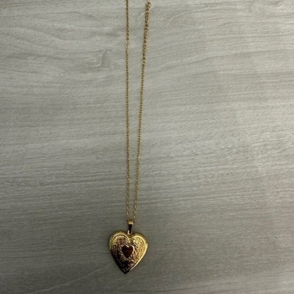 Stainless steel Gold tone Heart Locket NWT - Picture 2 of 3